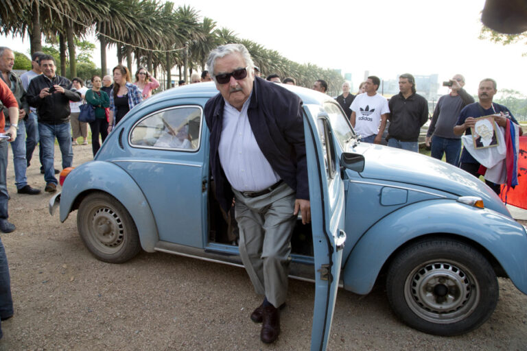 Hommage à Jose “Pepe” Mujica. Ici, il sort de sa vieille Volkswagen Coccinelle bleue, symbole de son humilité et de sa simplicité de président.