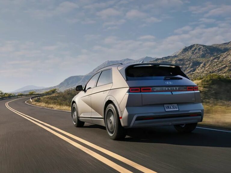 Voiture électrique Hyundai Ioniq 5 sur route sinueuse en montagne