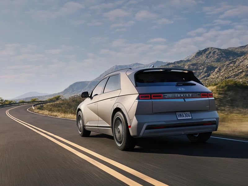 Voiture électrique Hyundai Ioniq 5 sur route sinueuse en montagne