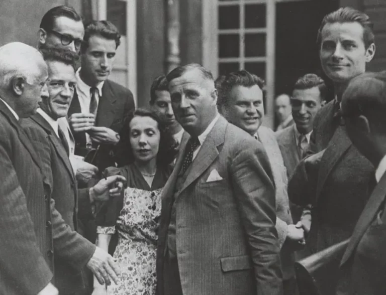 Ambroise Croizat entouré de militants et militantes en 1945