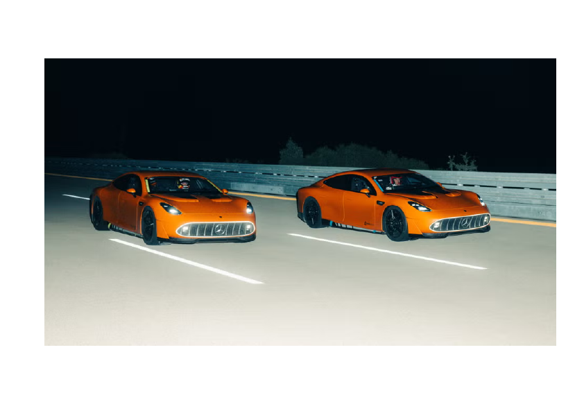 Deux prototypes Mercedes AMG GT XX orange roulant de nuit sur circuit, en test d’endurance