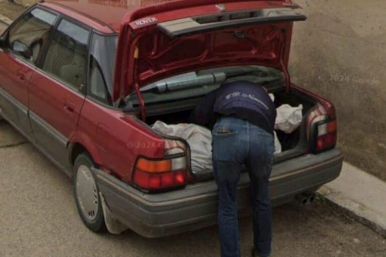 Homme penché dans le coffre d’une voiture, semblant charger un corps, capturé par Google Maps