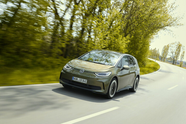 Volkswagen ID.3 'Olive' roulant sur une route de campagne
