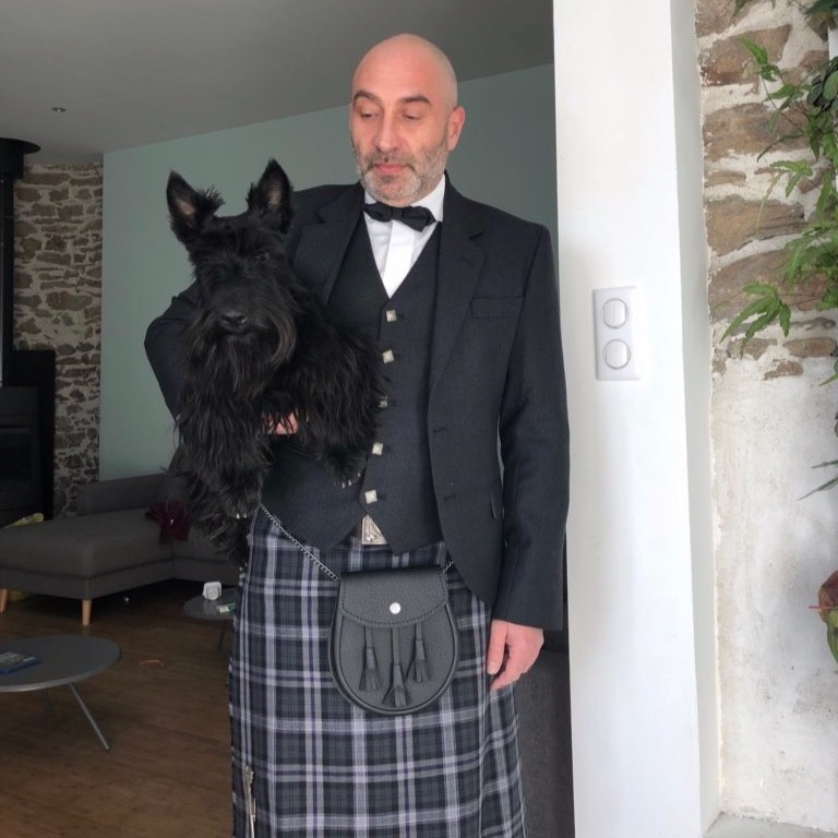 Portrait de Léon Chelli en kilt tenant son scottish terrier, Nietzsche, utilisé comme photo de profil auteur