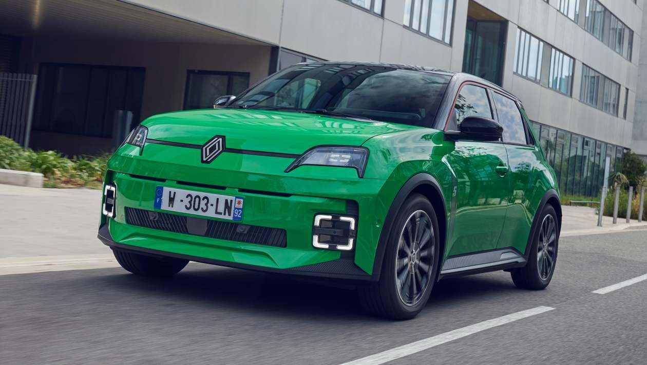 Renault 5 électrique verte sur route urbaine – compacte du segment B
