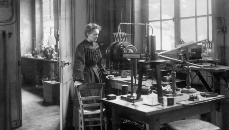 Marie Curie dans son laboratoire au début du XXe siècle