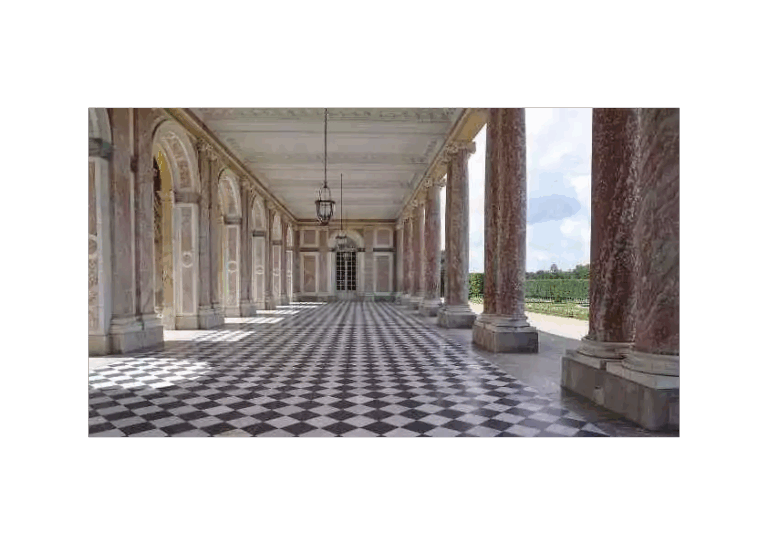 Colonnade du Grand Trianon à Versailles, avec sol en damier noir et blanc.