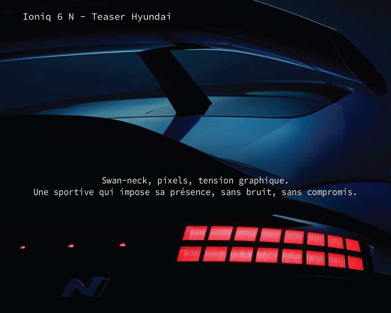 IONIQ 6 N – Détail aileron et feux arrière (2025) Teaser visuel diffusé par Hyundai en amont de la présentation de la IONIQ 6 N. L’image joue sur les ombres et les lumières pour suggérer la tension dynamique du modèle : projecteurs LED affûtés, lignes basses, présence quasi animale. À l’arrière-plan, une seconde IONIQ 6 laisse deviner l’aileron spécifique et la signature lumineuse arrière. Ce jeu de clair-obscur inscrit la N dans un registre radicalement sportif.