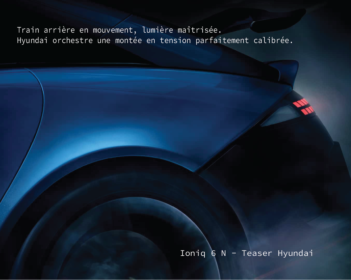 IONIQ 6 N – Vue dynamique arrière (Hyundai, 2025) Vue arrière en mouvement de la Hyundai IONIQ 6 N, éclairage LED et effet de vitesse.