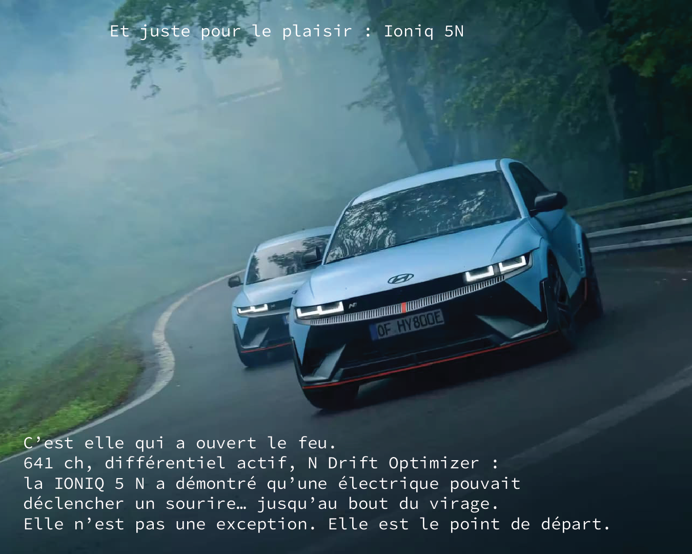 IONIQ 5 N – Première sportive électrique Hyundai (2023) Deux Hyundai IONIQ 5 N en courbe rapide sur route forestière, version performance.
