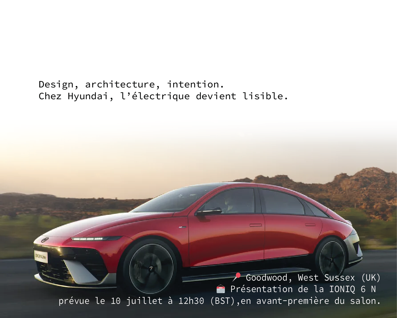 IONIQ 6 N Line – Présentation officielle à Goodwood (2025) Hyundai IONIQ 6 N Line rouge en mouvement sur route désertique, vue latérale.