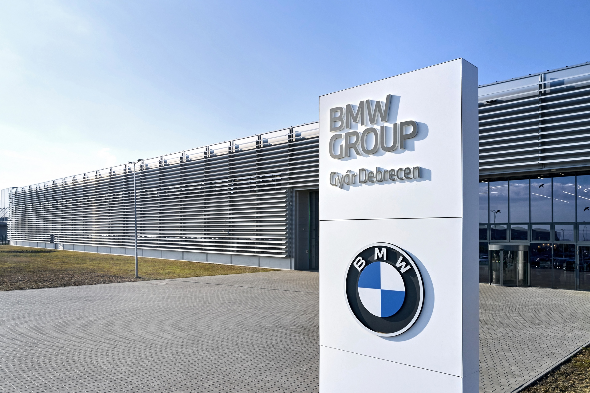 Usine BMW Debrecen : vitrine iFactory et symbole de la Neue Klasse