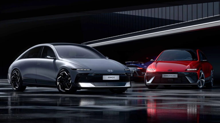 Deux Hyundai IONIQ 6 en version restylée et N Line, alignées sur fond sombre.