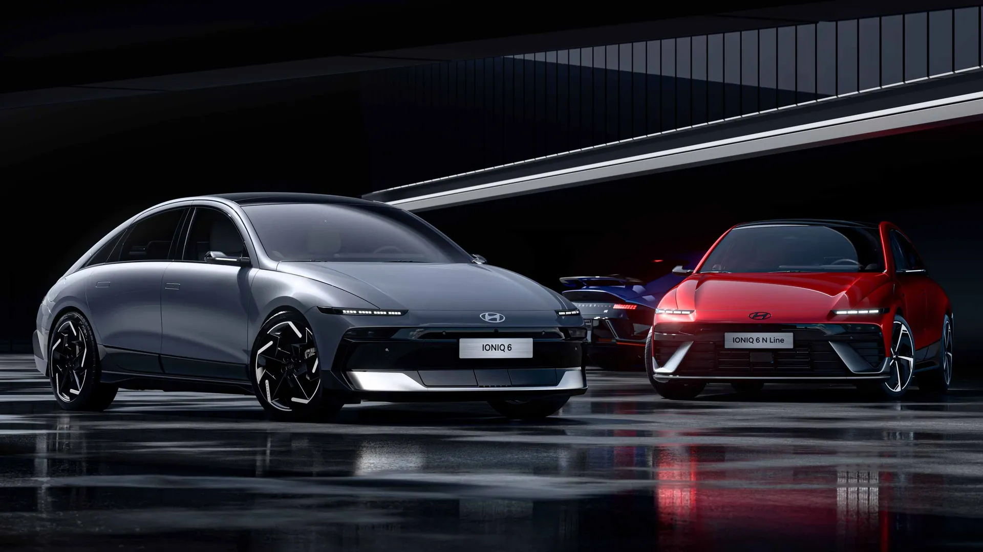Deux Hyundai IONIQ 6 en version restylée et N Line, alignées sur fond sombre.