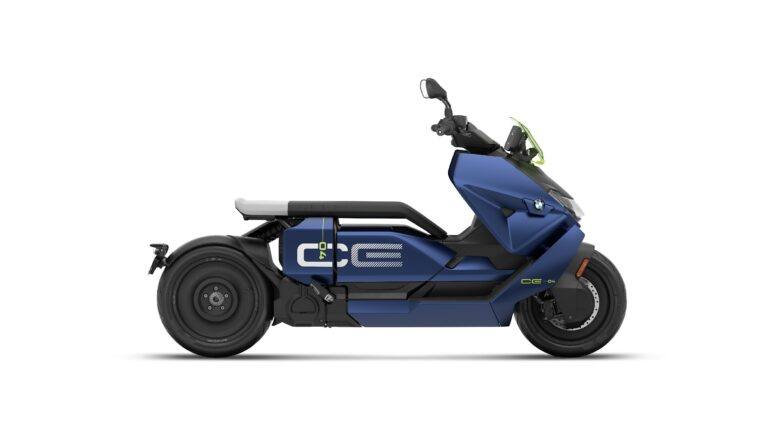BMW CE 04 en finition bleue avec design futuriste et détails contrastés, scooter électrique urbain premium.