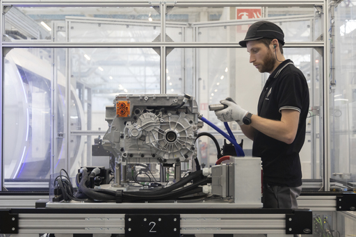 Technicien Renault assemblant un moteur électrique 7DL à l’usine de Cléon