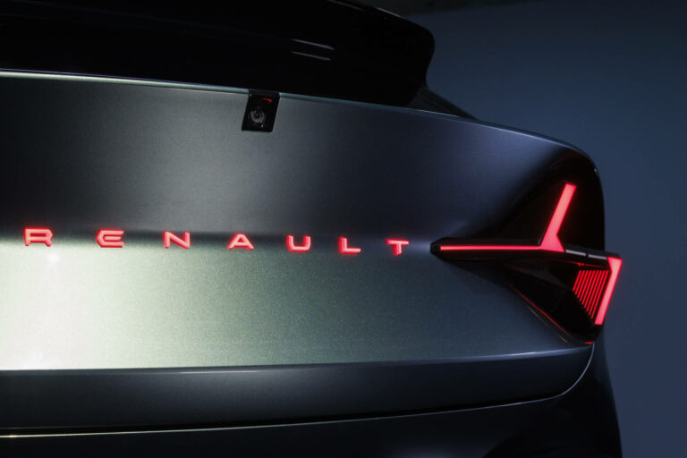 Renault Emblème – arrière du concept-car bas carbone, avec logo lumineux et feux futuristes