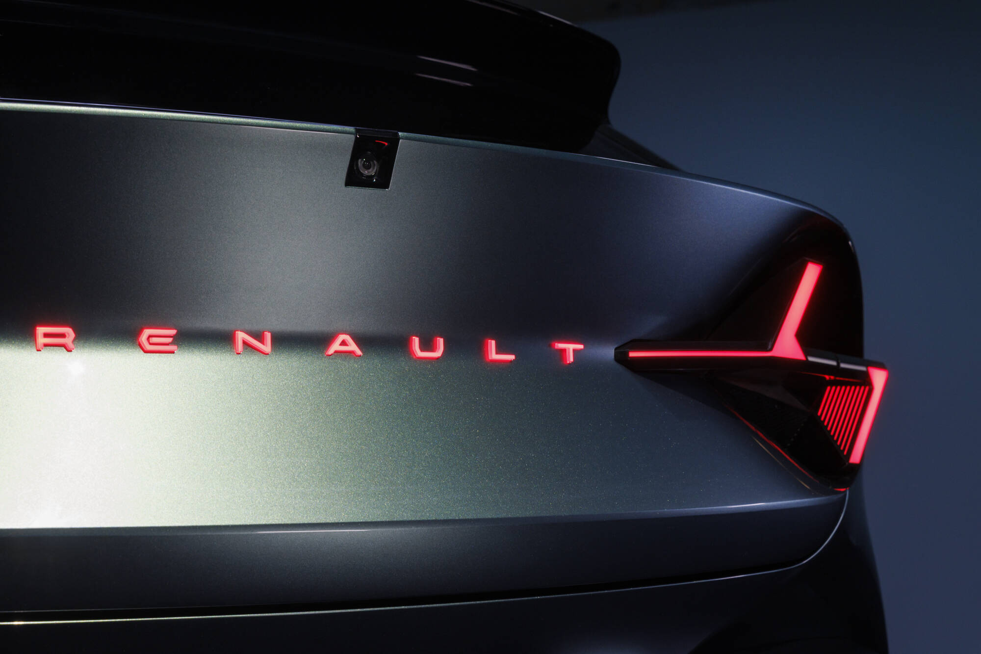 Renault Emblème – arrière du concept-car bas carbone, avec logo lumineux et feux futuristes
