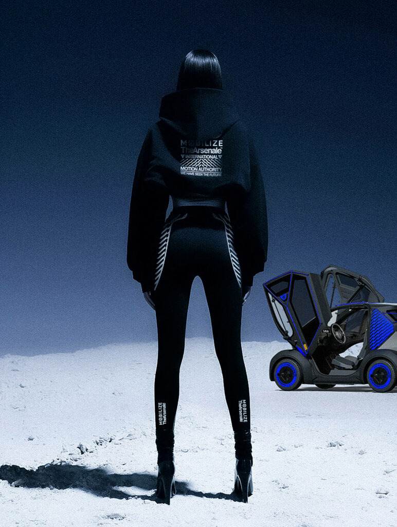 Mannequin en tenue noire de dos devant le showcar Mobilize Duo by TheArsenale, dans un décor stylisé évoquant la lune.