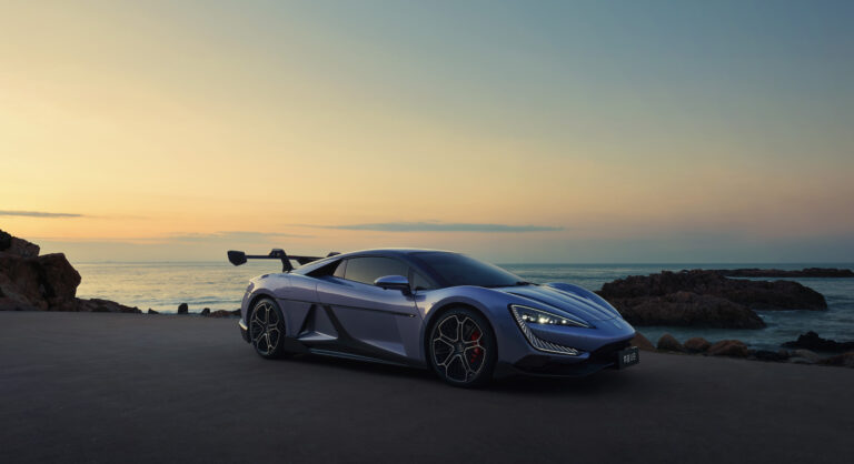 Hypercar électrique Yangwang U9 au bord de mer au coucher du soleil.
