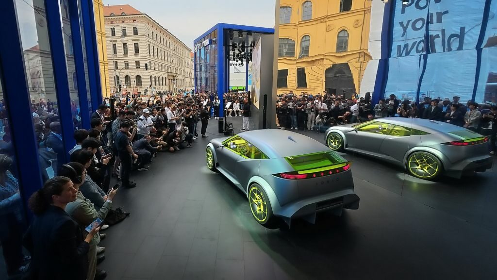 Deux prototypes Hyundai Concept Three présentés à l’IAA Mobility 2025 à Munich devant un large public.