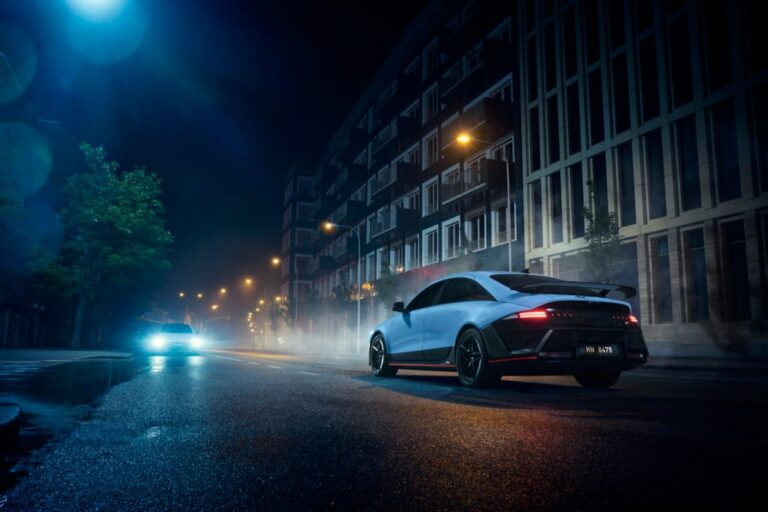 IONIQ 6 N de nuit, vue arrière dans une rue éclairée, soulignant l’allure sportive et l’usage quotidien du modèle.
