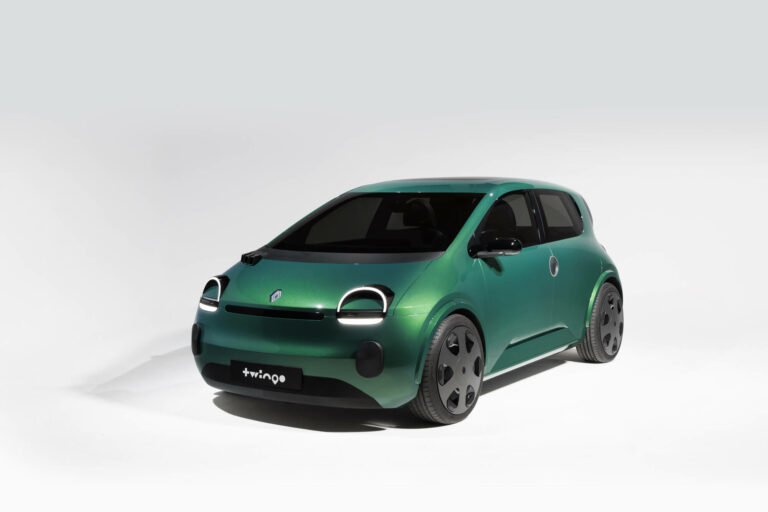 Vue avant trois-quarts de la Renault Twingo E-Tech electric, prototype 2025, sur fond blanc.
