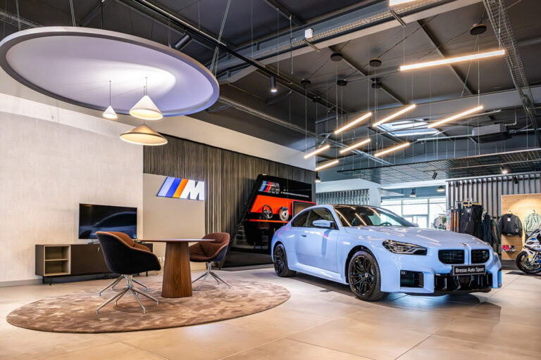 Showroom BMW Retail Next, espace d’accueil design et épuré, illustrant la nouvelle approche sensorielle du merchandising automobile.