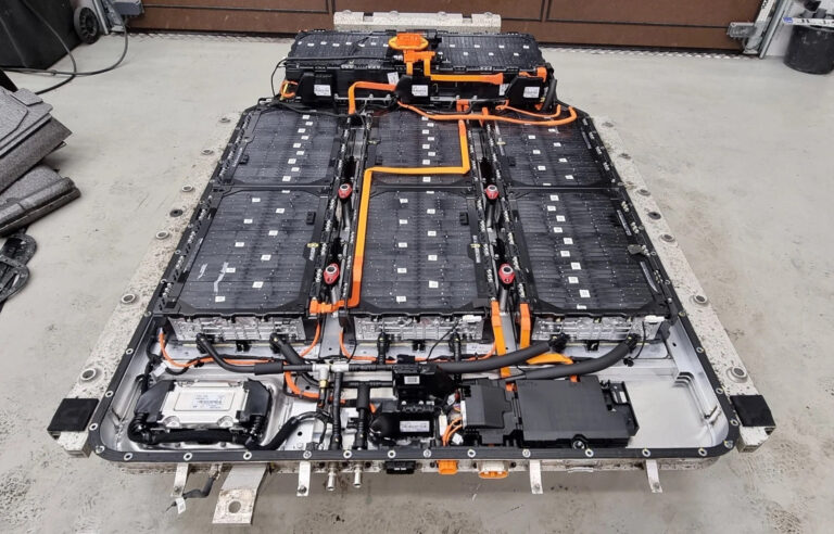 Pack batterie haute tension d’un véhicule Kia électrique, avec modules et connectiques visibles.