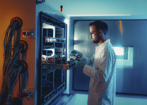 Chercheur d’Ampere analysant des cellules de batterie dans le laboratoire de Lardy.