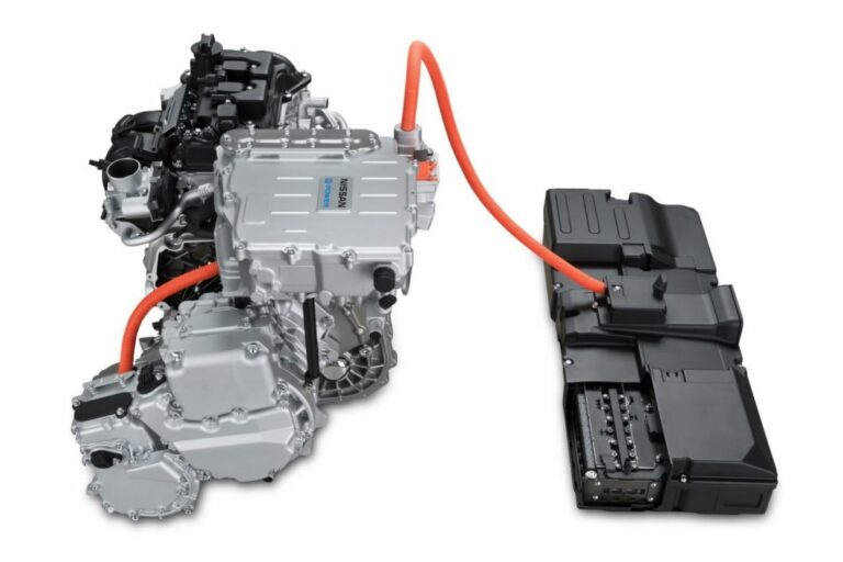 Système Nissan e-Power : moteur thermique, générateur, onduleur et batterie tampon connectés par faisceaux haute tension.