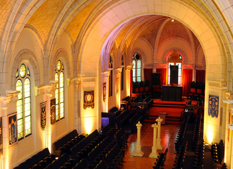 Intérieur d’un temple maçonnique, voûte en berceau et colonnes symboliques éclairées