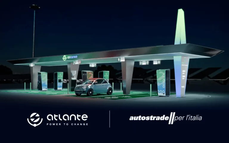 Station de recharge rapide Atlante sur autoroute italienne, partenariat Autostrade per l’Italia, architecture canopy structurée