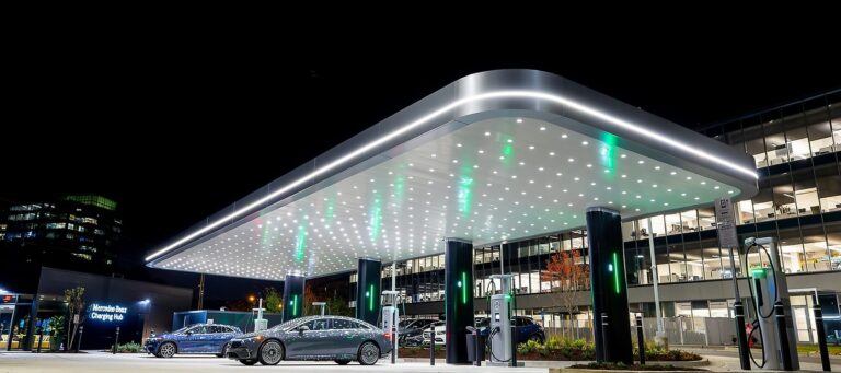 Hub Mercedes-Benz High-Power Charging de nuit, station de recharge rapide avec auvent lumineux
