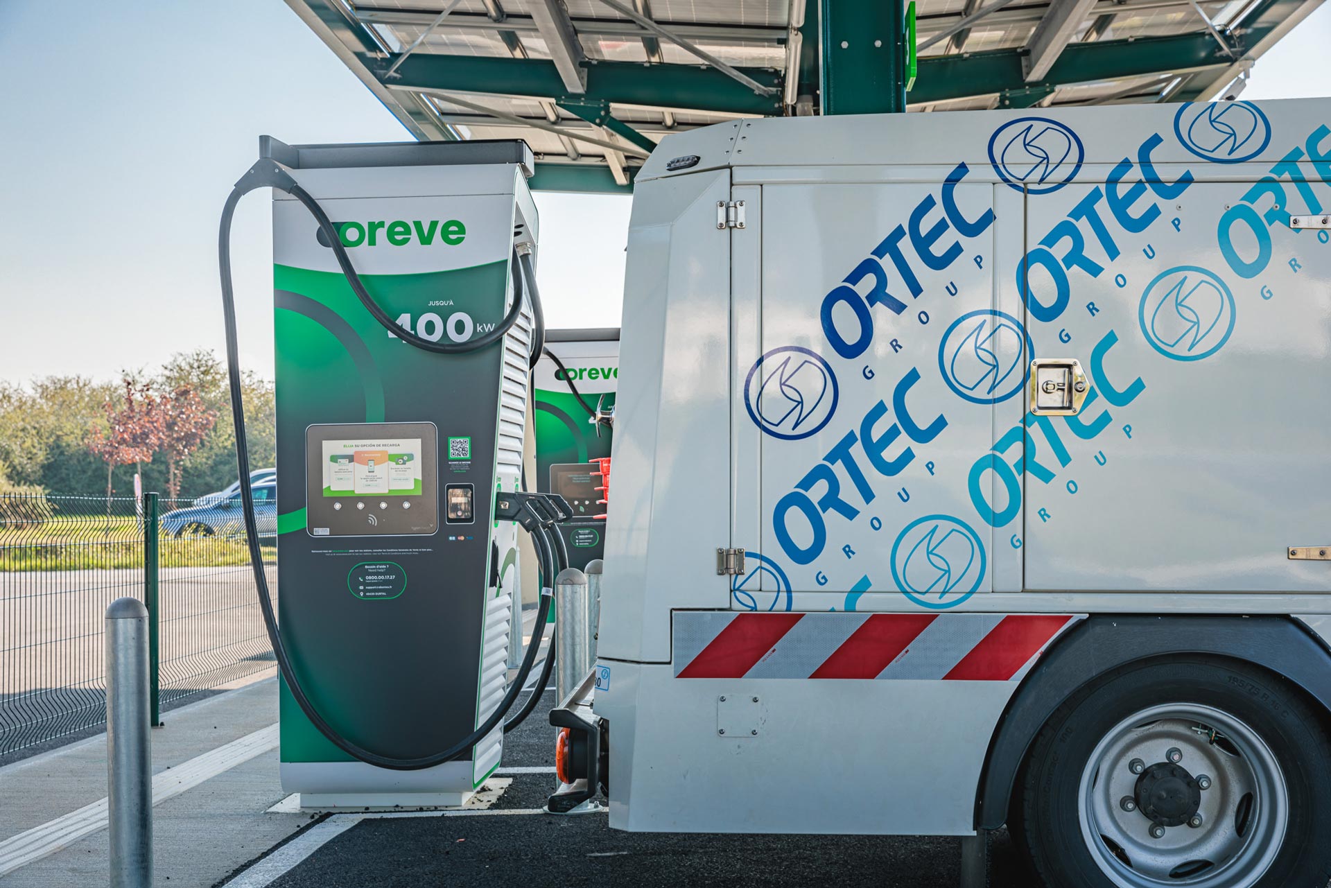 Camion Ortec en recharge sur borne Oreve 400 kW sous ombrière photovoltaïque