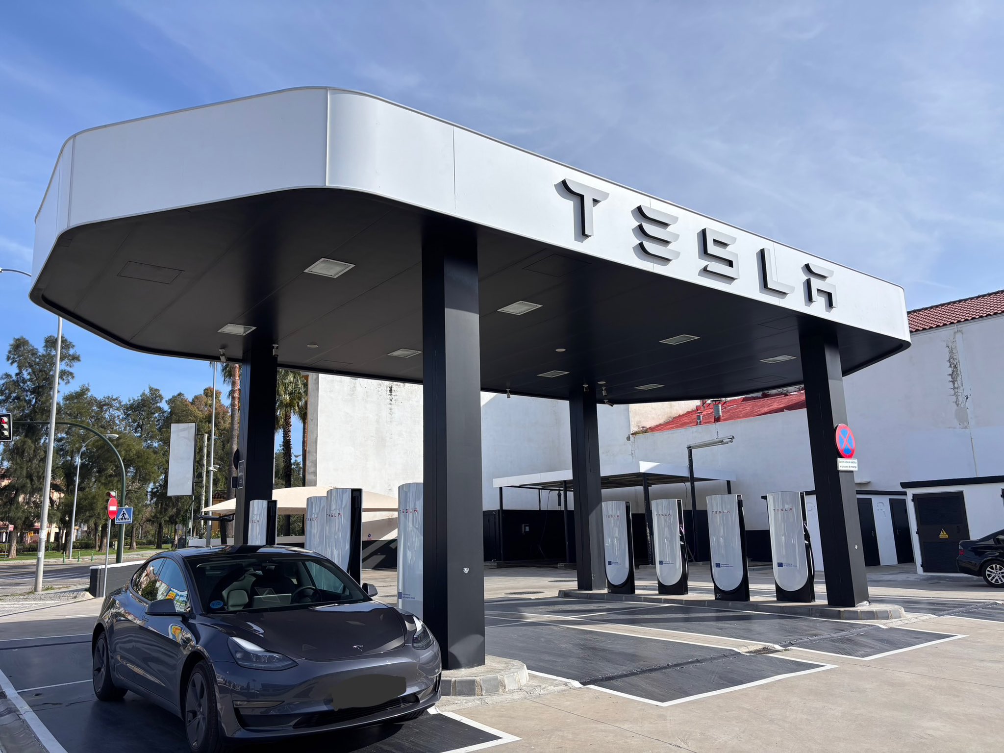 Tesla, l’archétype du réseau propriétaire intégré