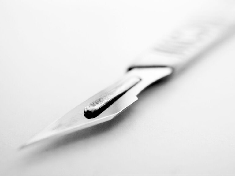 Scalpel chirurgical en gros plan symbolisant le doute comme remède à la foi