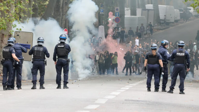 Forces de l’ordre face aux lycéens dans un nuage de gaz lacrymogène à Aix-en-Provence