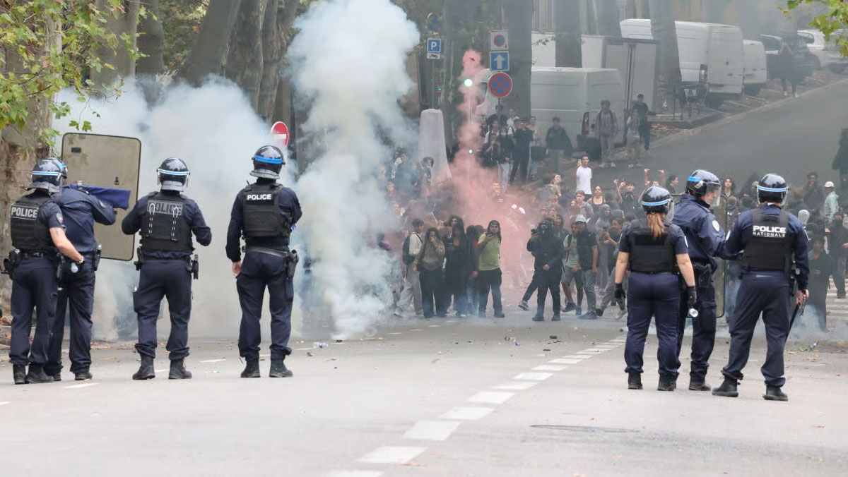 Forces de l’ordre face aux lycéens dans un nuage de gaz lacrymogène à Aix-en-Provence